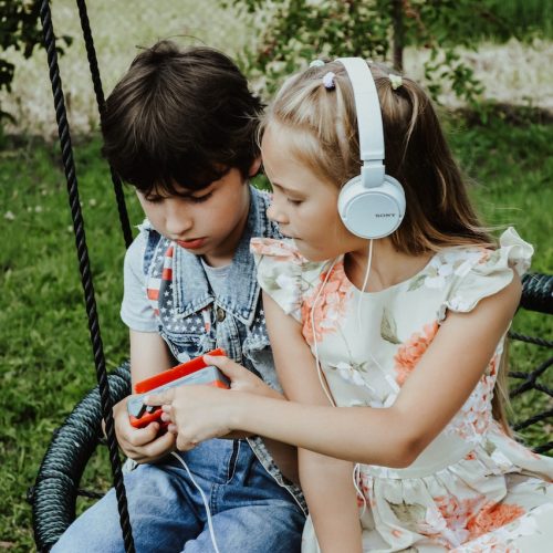 Priče za laku noć – slušanje audio-priča i njihove dobrobiti za dijete