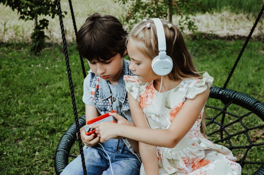 Priče za laku noć – slušanje audio-priča i njihove dobrobiti za dijete